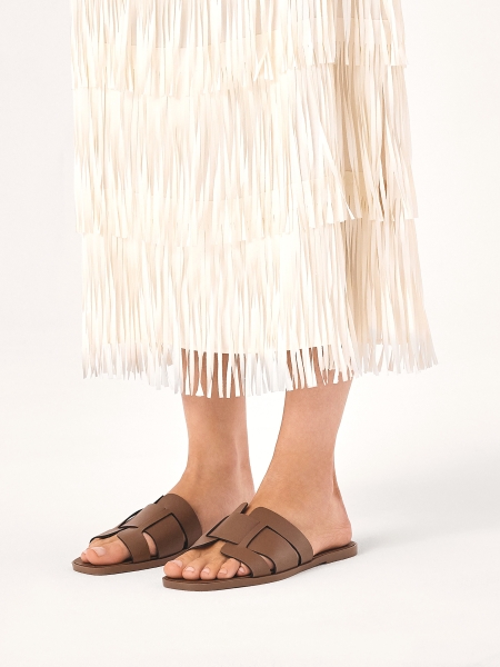 Bőr csúszdák taupe színben TASMANIA