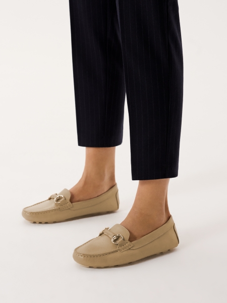 Bőr mokaszinok fém csattal APRICOT