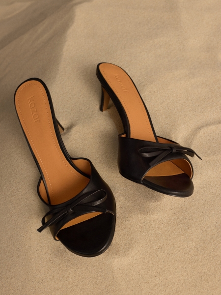 Fekete cipellők magas tűsarkú cipővel  AUDE