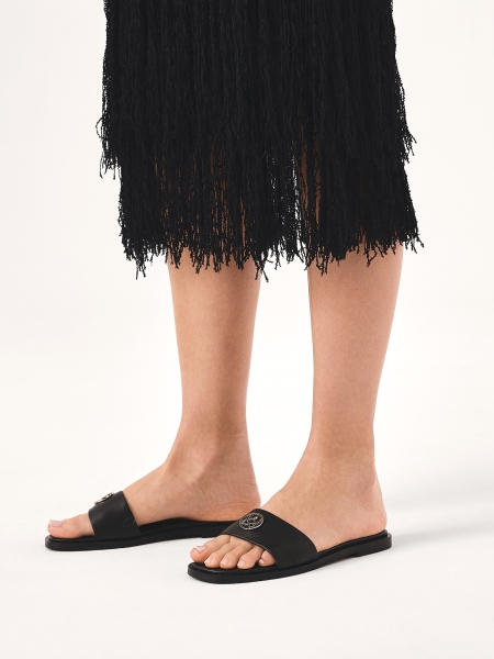 Fekete bőr csúszdák ezüst monogrammal KAZAR FRIDA