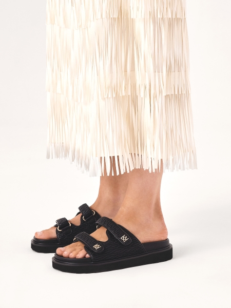 Fekete dombornyomott bőr csúszdák kényelmes talpon DESIRE