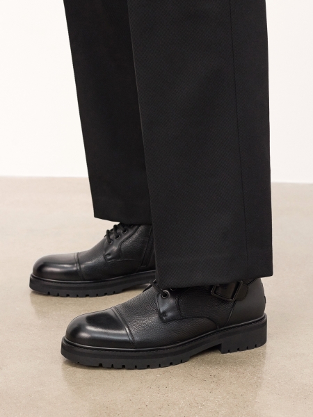 Fekete bőr férfi csizma csattal és fűzős felsőrésszel ILLTES