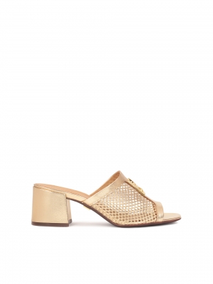 Monogrammal díszített, áttört, aranyszínű cipellők