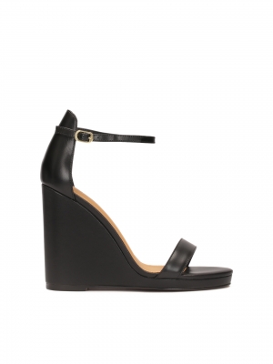 Szandálok fedett sarokkal, platformon