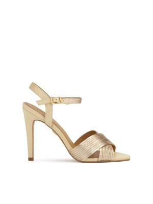 Bézs és arany szandál keresztbe tett pántokkal