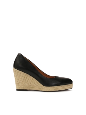 Fekete bőr szivattyúk horgonyokon