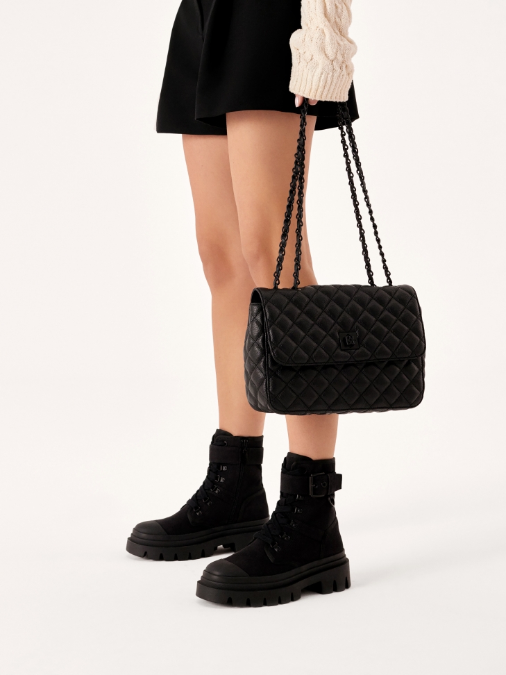 Fekete bőr kézitáska steppelt hosszúkás formával  VIDIA