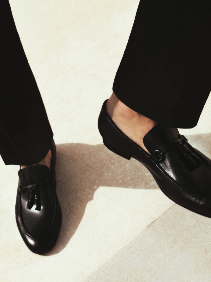 Fekete loafer bojtos cipő  SAHAND