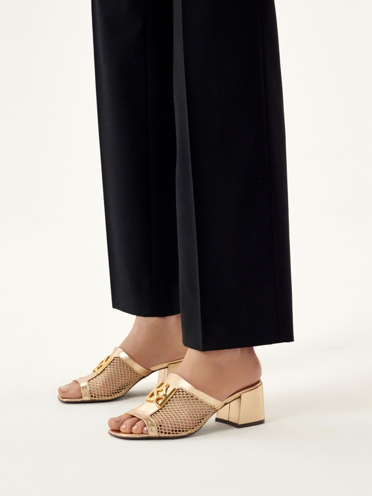 Monogrammal díszített, áttört, aranyszínű cipellők SAGE