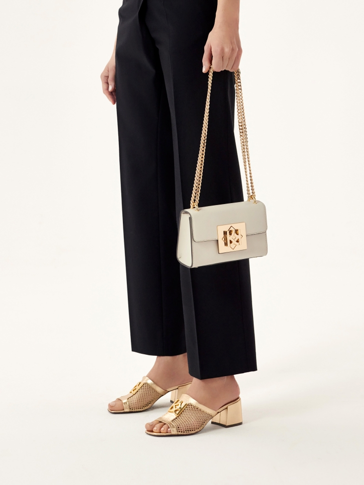 Monogrammal díszített, áttört, aranyszínű cipellők SAGE