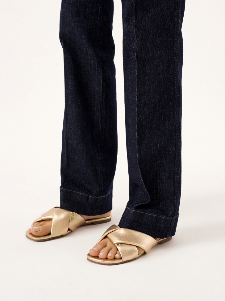 Aranyszínű bőrből készült lapos csúszdák ELANIE