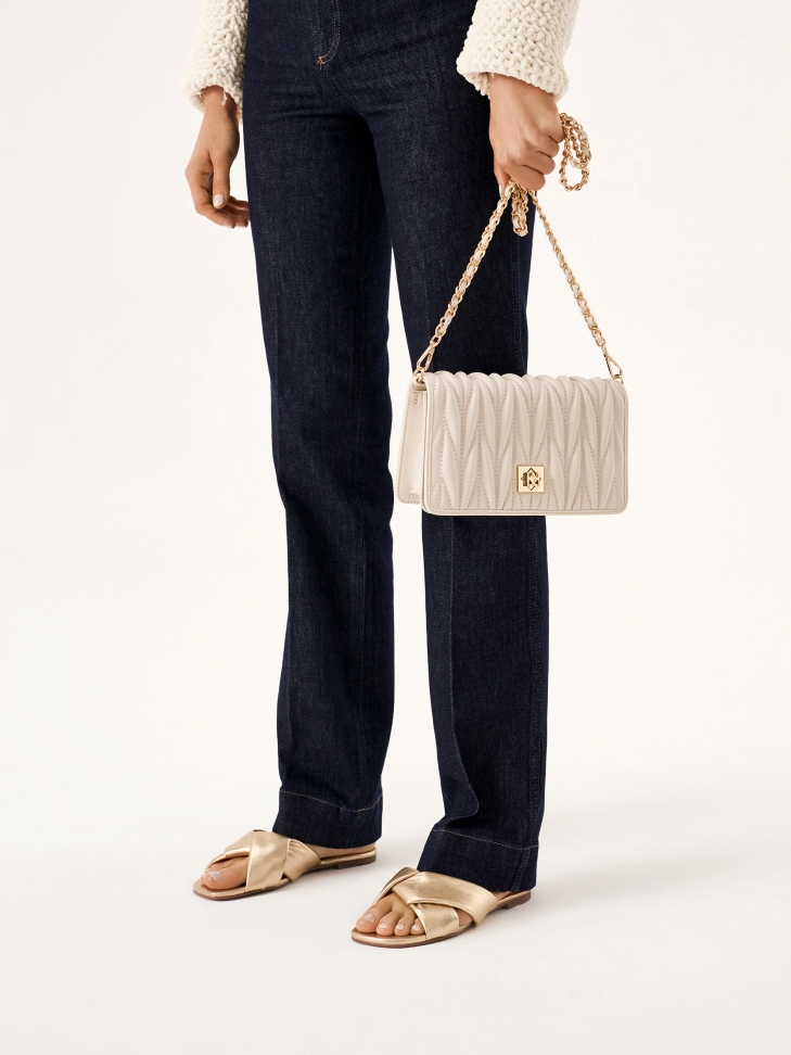 Aranyszínű bőrből készült lapos csúszdák ELANIE