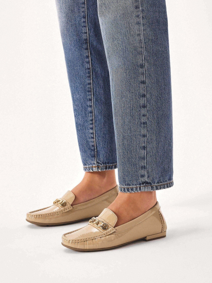 Lakkbőr mokaszin fém lánccal JANA