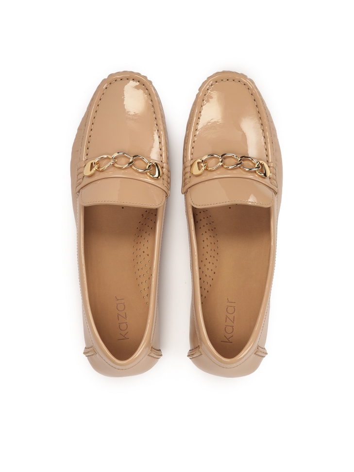 Lakkbőr mokaszin fém lánccal JANA