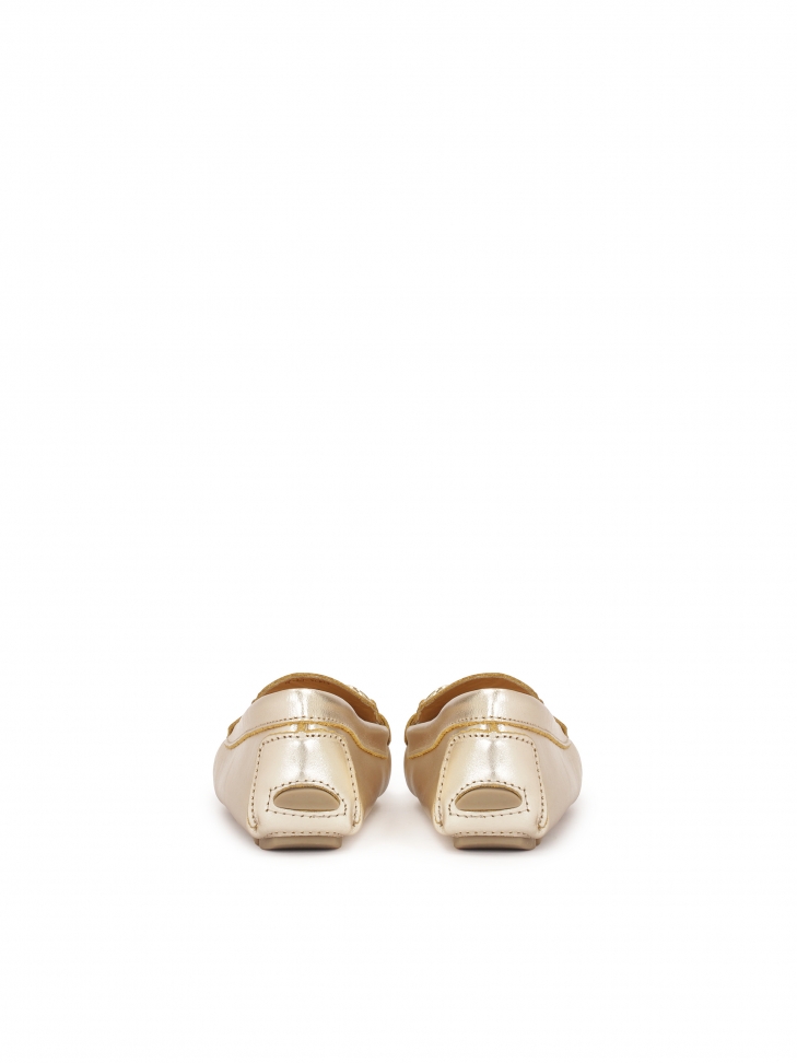 Arany klasszikus mokaszinok fém díszítéssel APRICOT