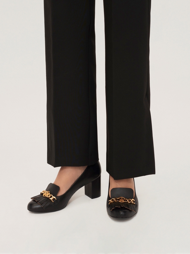 Elegáns fekete cipő tömbös sarokkal, lánccal díszített sarokkal WENDY