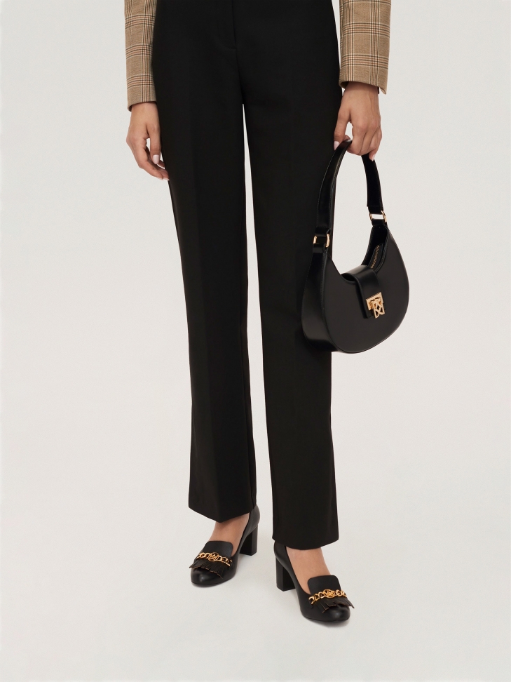 Elegáns fekete cipő tömbös sarokkal, lánccal díszített sarokkal WENDY