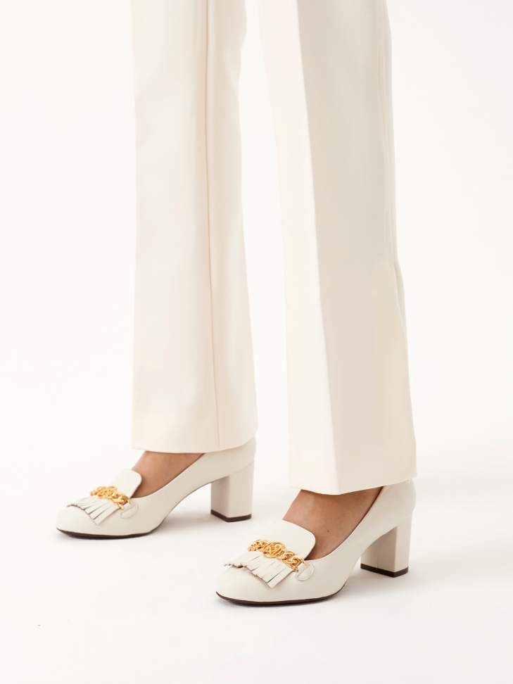 Pumps egy kényelmes sarokkal díszített bojtokkal díszített sarok WENDY