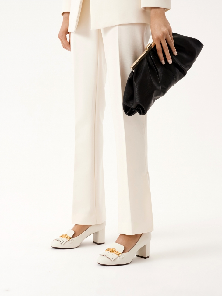 Pumps egy kényelmes sarokkal díszített bojtokkal díszített sarok WENDY