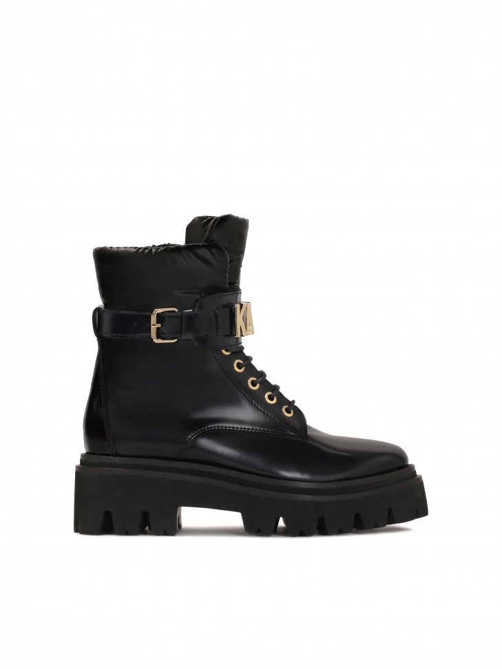 Női bőrből készült lapos bokacsizma fém betűkkel díszített pánttal TORRA