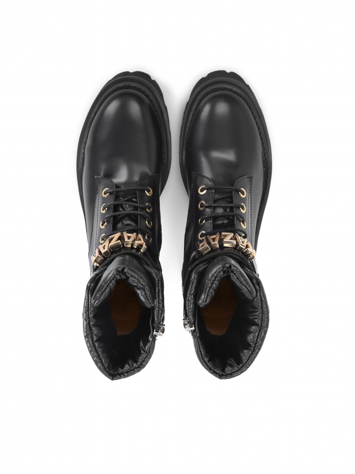 Női bőrből készült lapos bokacsizma fém betűkkel díszített pánttal TORRA