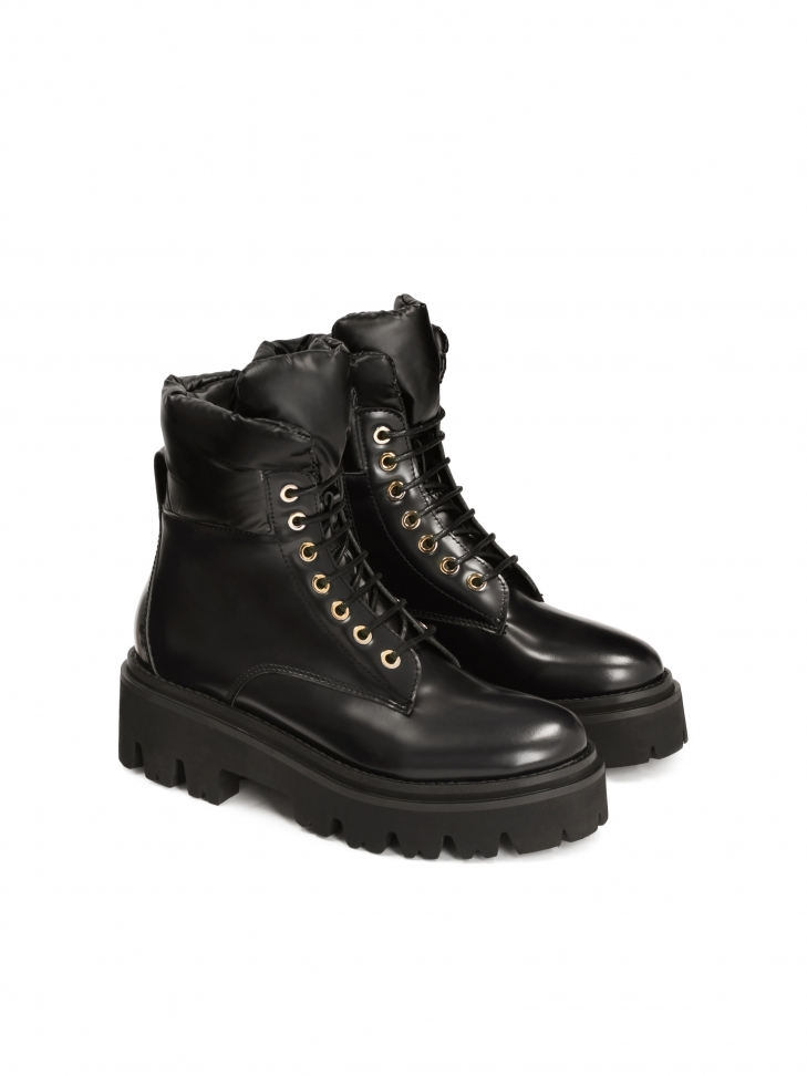 Női bőrből készült lapos bokacsizma fém betűkkel díszített pánttal TORRA