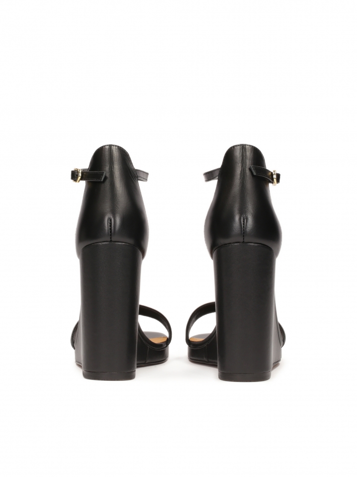 Szandálok fedett sarokkal, platformon PAMELA