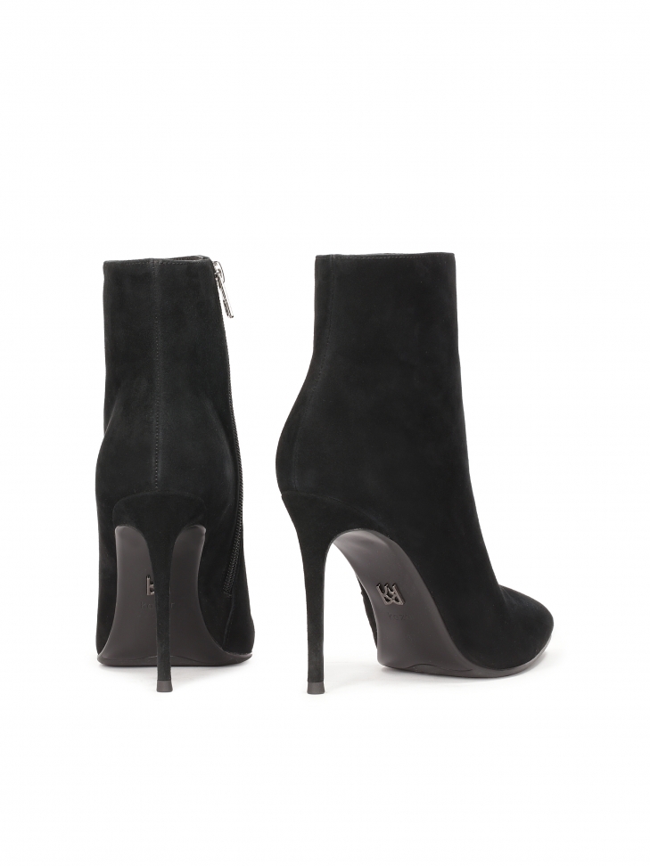 Klasszikus fekete szarvasbőr csizma tűsarkúval  CALUMET