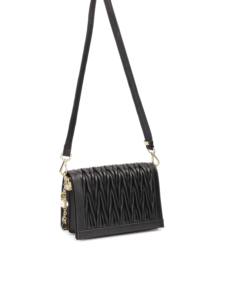 Fekete kézitáska, gyűrődéssel díszítve  JONNA