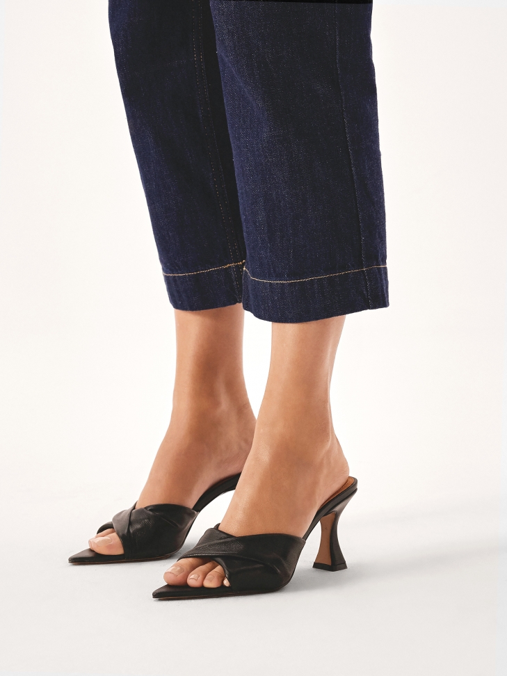 Fekete bőrből készült hegyes papucsok  ALIA