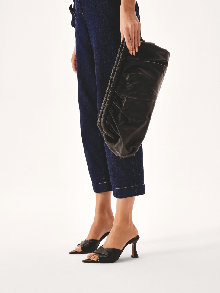 Fekete bőrből készült hegyes papucsok  ALIA