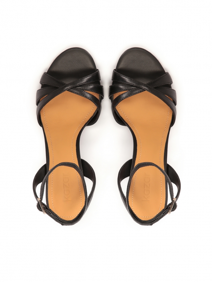 Fekete bőr szandál boka körül rögzítve EVA