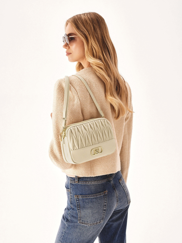 Bézs színű kézitáska feltűnő monogrammal KAZAR RITA