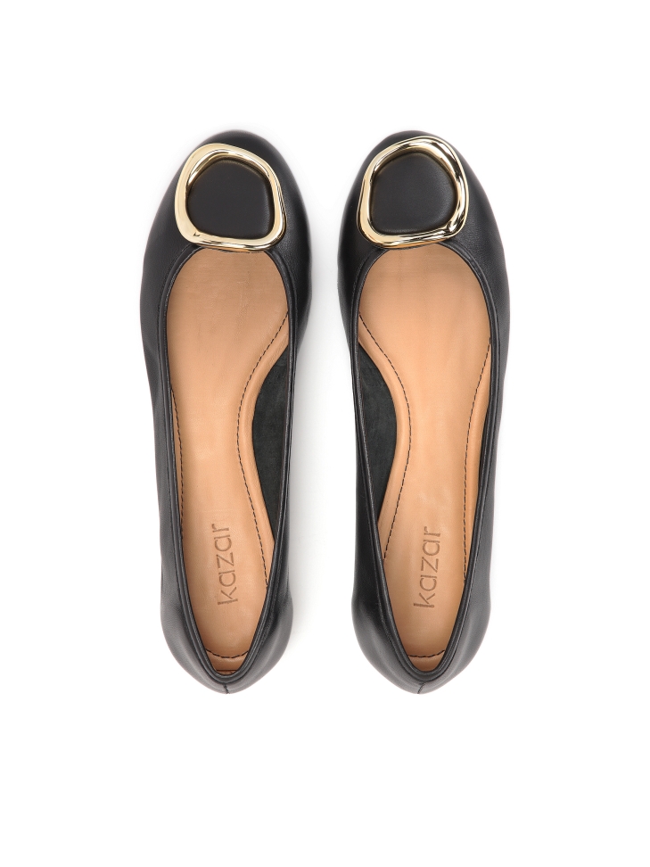 Fekete bőr balerinák nagy fém díszítéssel SEVILLA