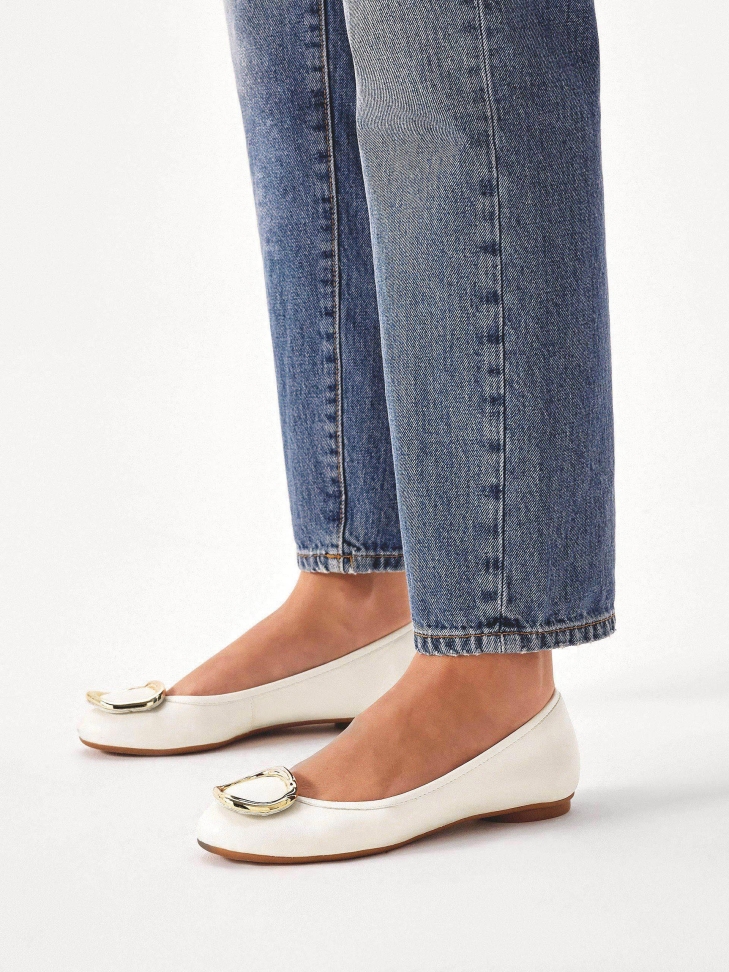 Fehér bőr balerinák fém brossal díszítve SEVILLA