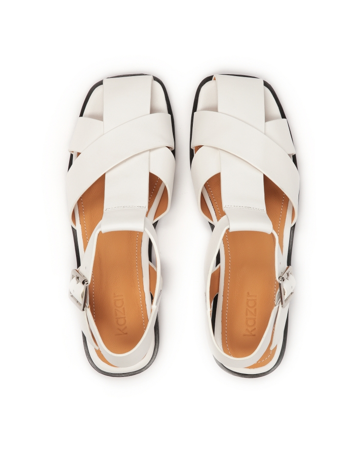 Fehér szandál a lábujjakat beárnyékoló pánttal MANORI