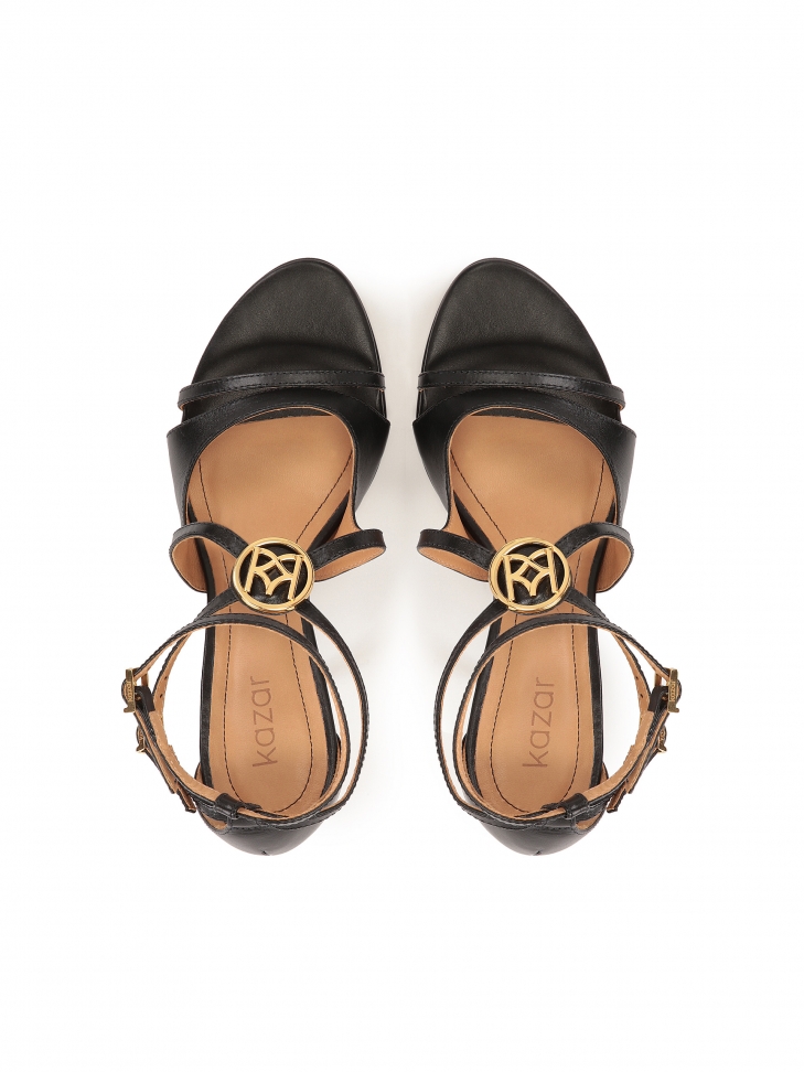 Fekete szandál finomra vágott felsőrésszel  MEGAN