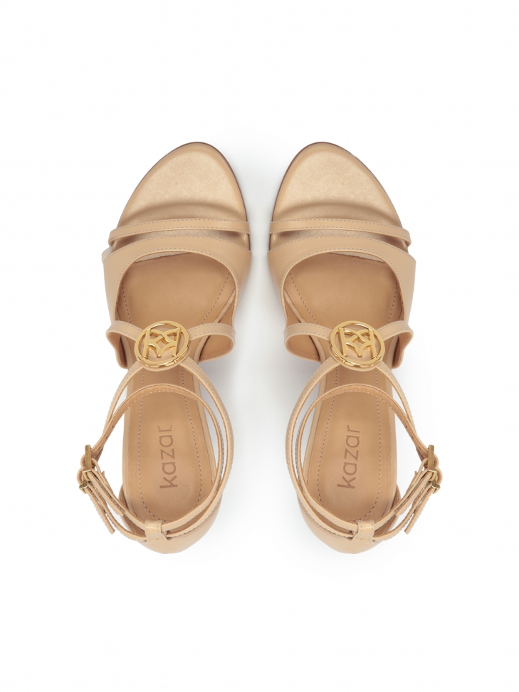 Elegáns sarokszandál keresztbe tett pántokkal és KAZAR monogrammal MEGAN