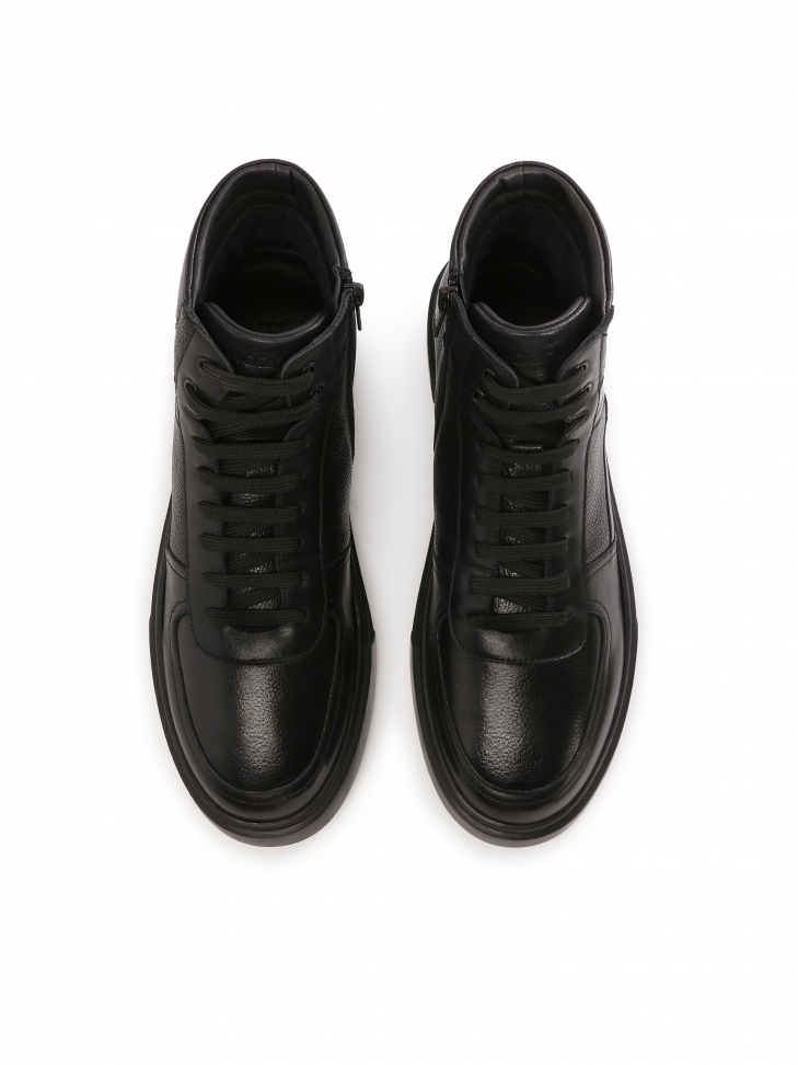 Szigetelt férfi tornacipő fekete színben  TRUXTON