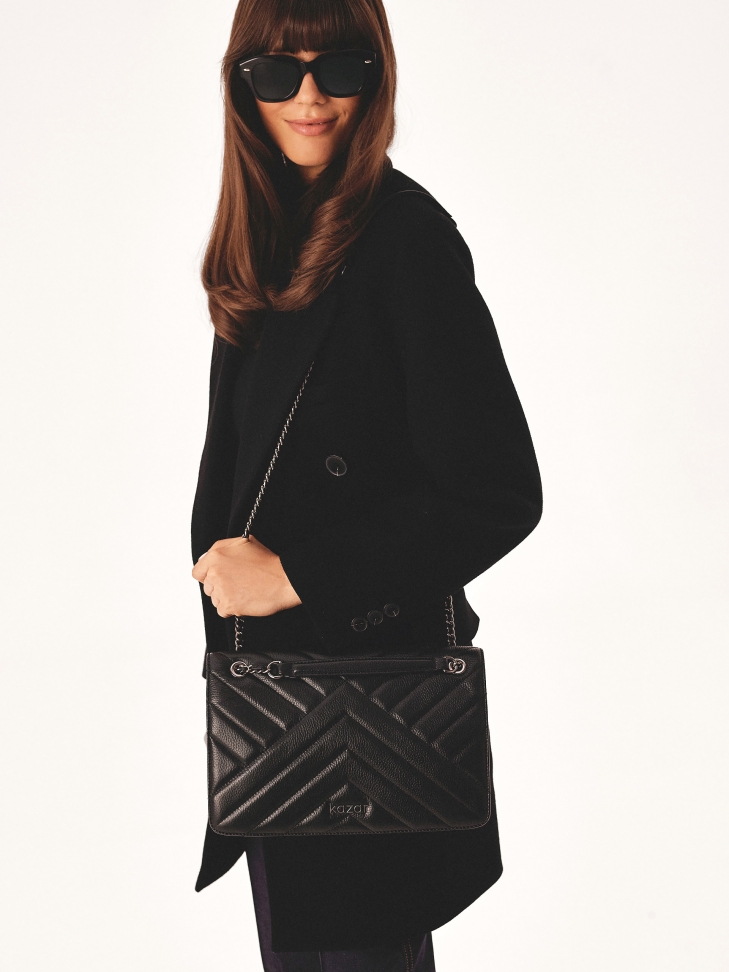 Fekete díszes kézitáska láncon lógva TERN M