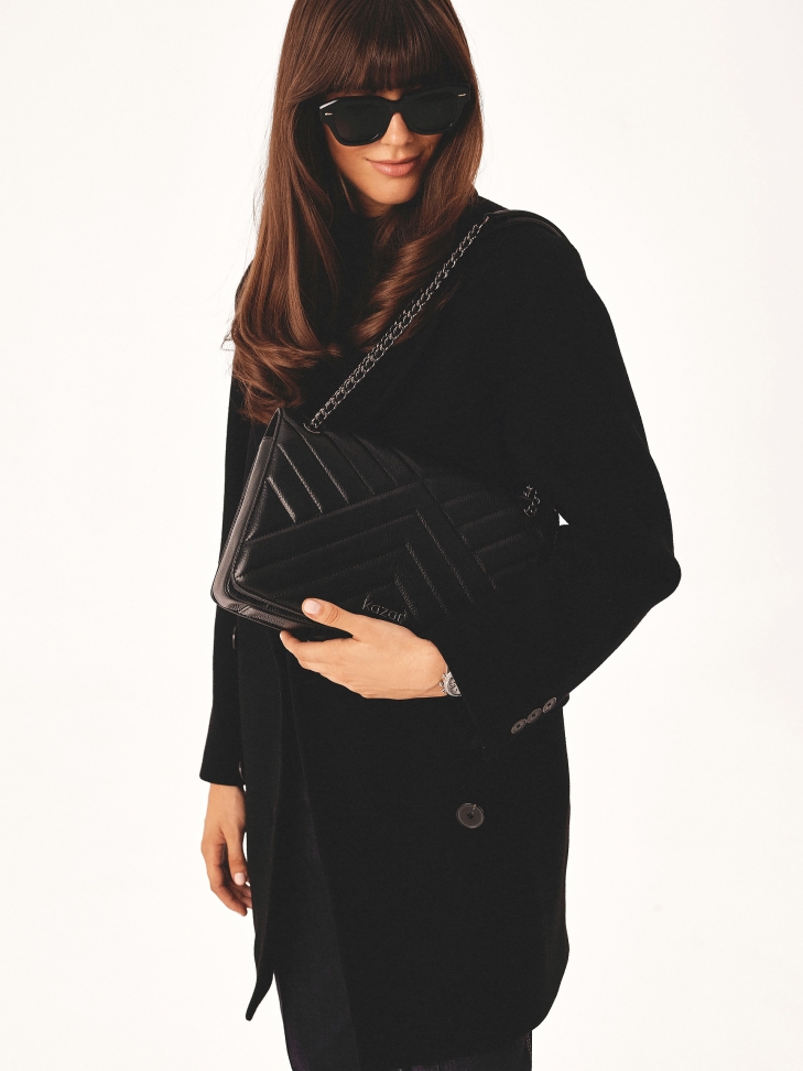 Fekete díszes kézitáska láncon lógva TERN M