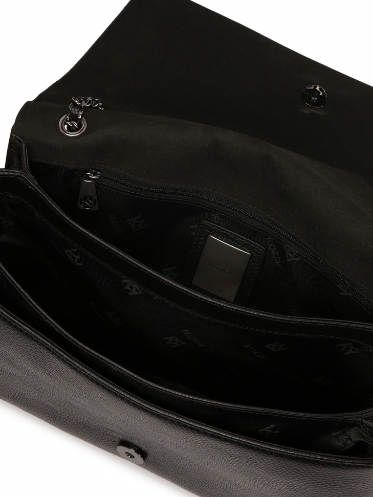 Fekete díszes kézitáska láncon lógva TERN M