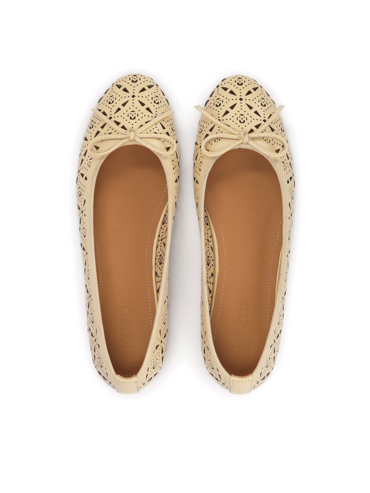 Bőr balerinák finom kivágott mintával EILEEN