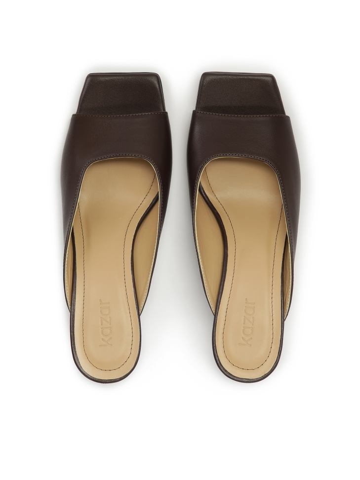 Barna cipőpapucs divatosan kivágott felsőrésszel SIENA