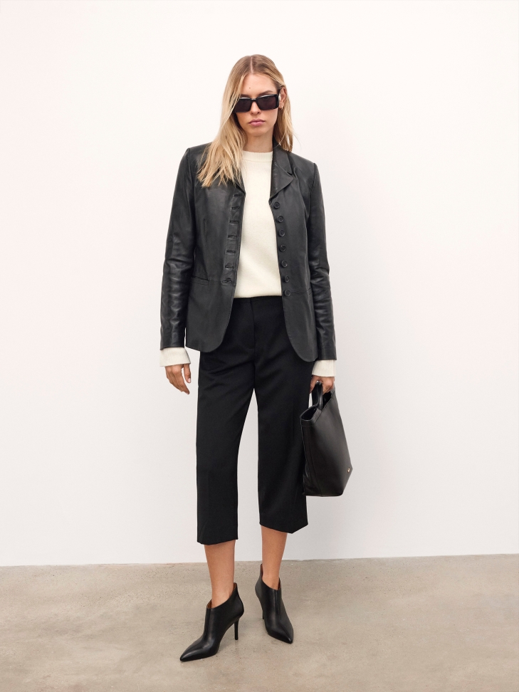 Elegáns fekete bőr kézitáska arany logóval RILEY