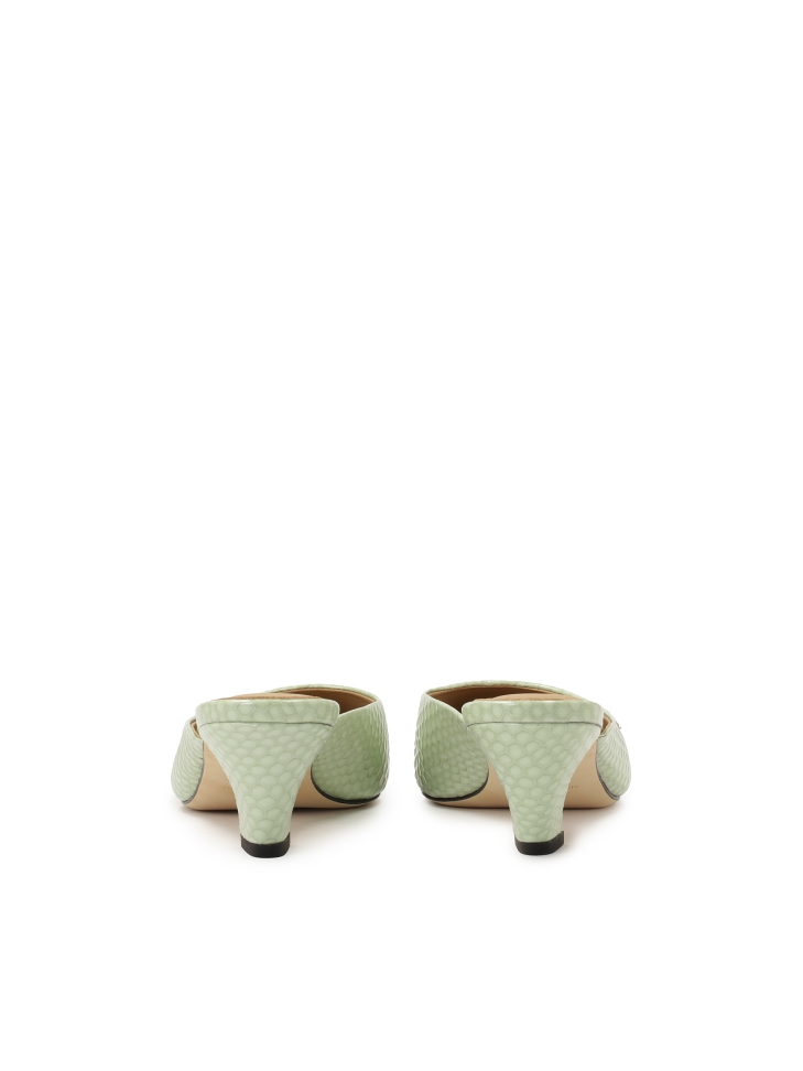 Dombornyomott motívummal ellátott, beépített orrú papucsok KS LEONIE