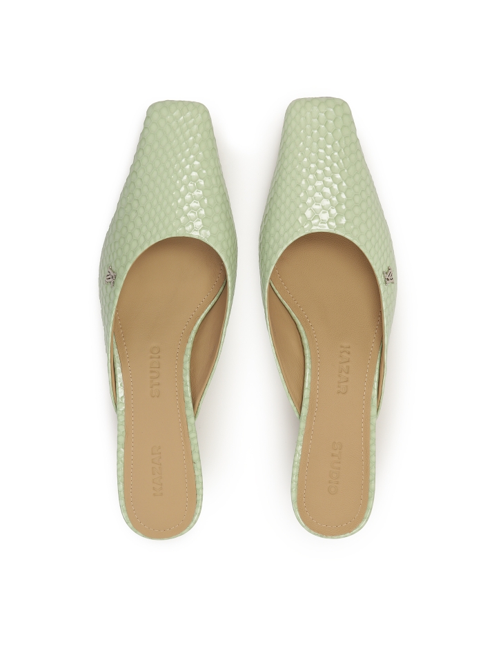 Dombornyomott motívummal ellátott, beépített orrú papucsok KS LEONIE