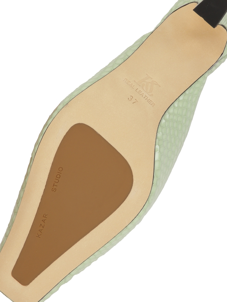 Dombornyomott motívummal ellátott, beépített orrú papucsok KS LEONIE