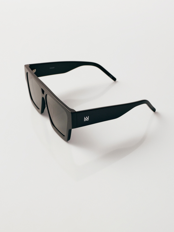 Fekete napszemüveg vastag kerettel KASPIANO