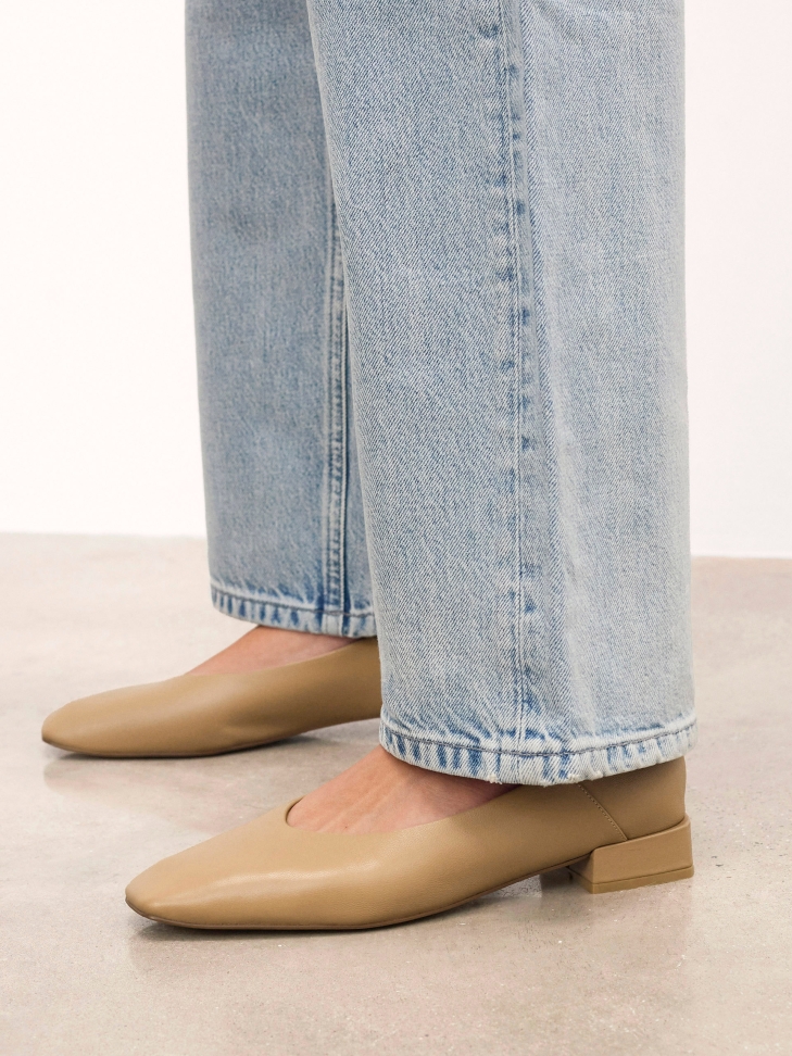 Bézs színű lapos bőr szivattyú KAIRI